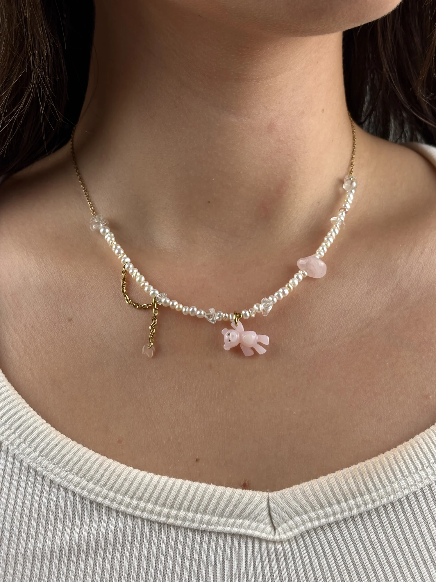 Collier Ourson Rose doré porté : perles d'eau douce, quartz rose et charm ourson rose, collection Remember October Odyssée Bijoux