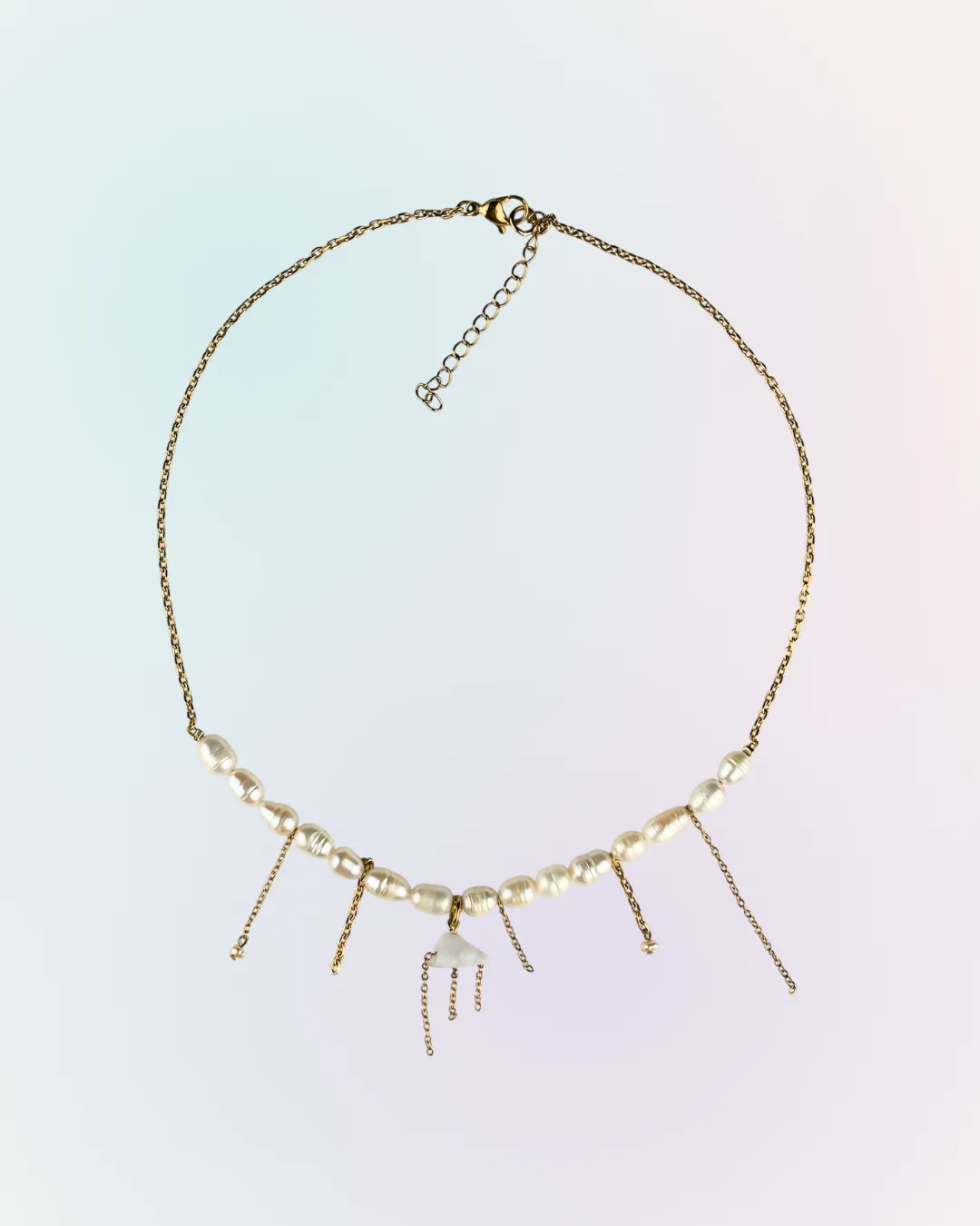 Collier Pluie d'automne doré présenté à plat : perles d'eau douce, pampilles de chaîne et charm nuage blanc