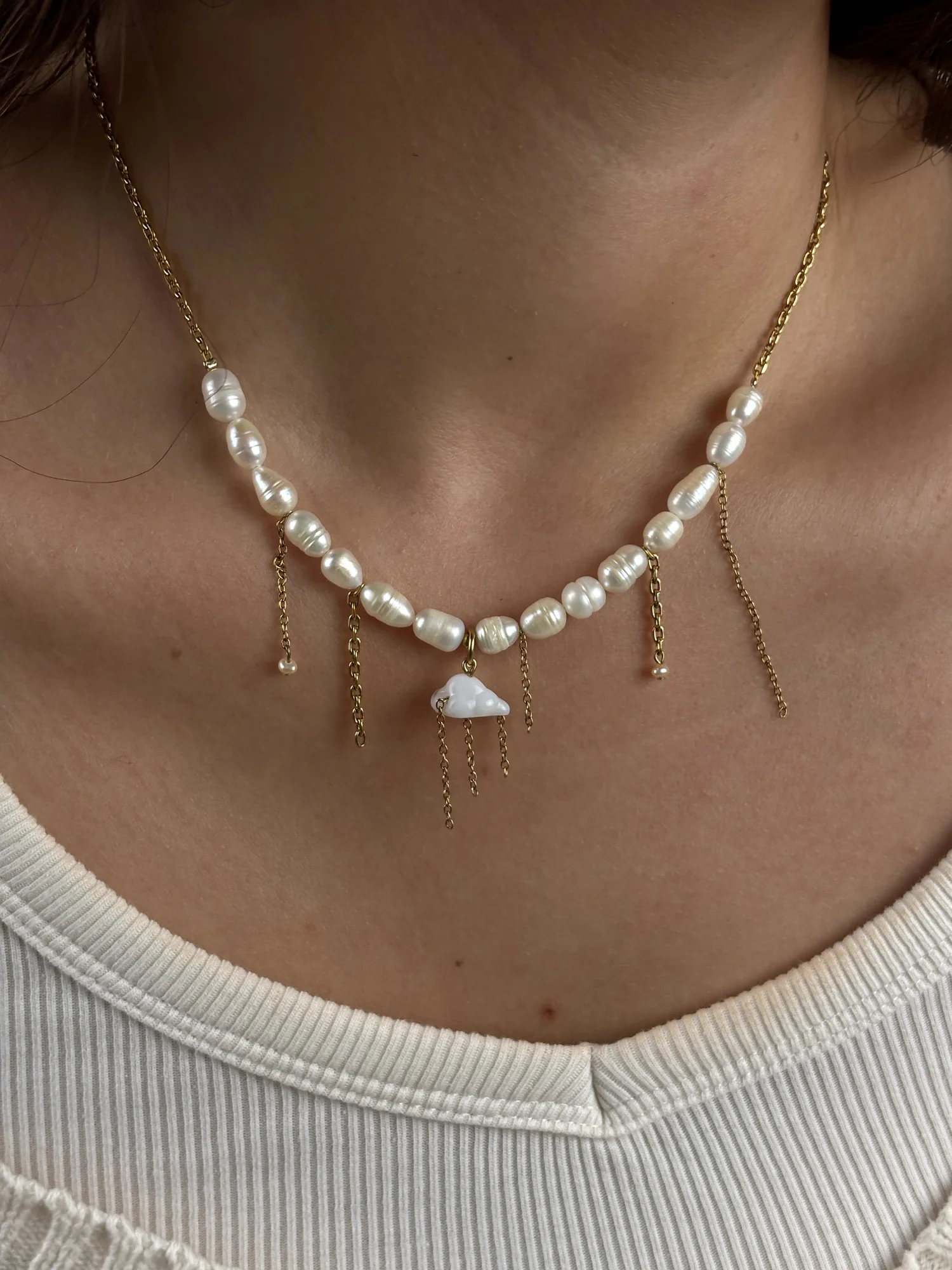 Collier Pluie d'automne doré porté : perles d'eau douce, pampilles de chaîne et charm nuage blanc, collection Remember October Odyssée Bijoux