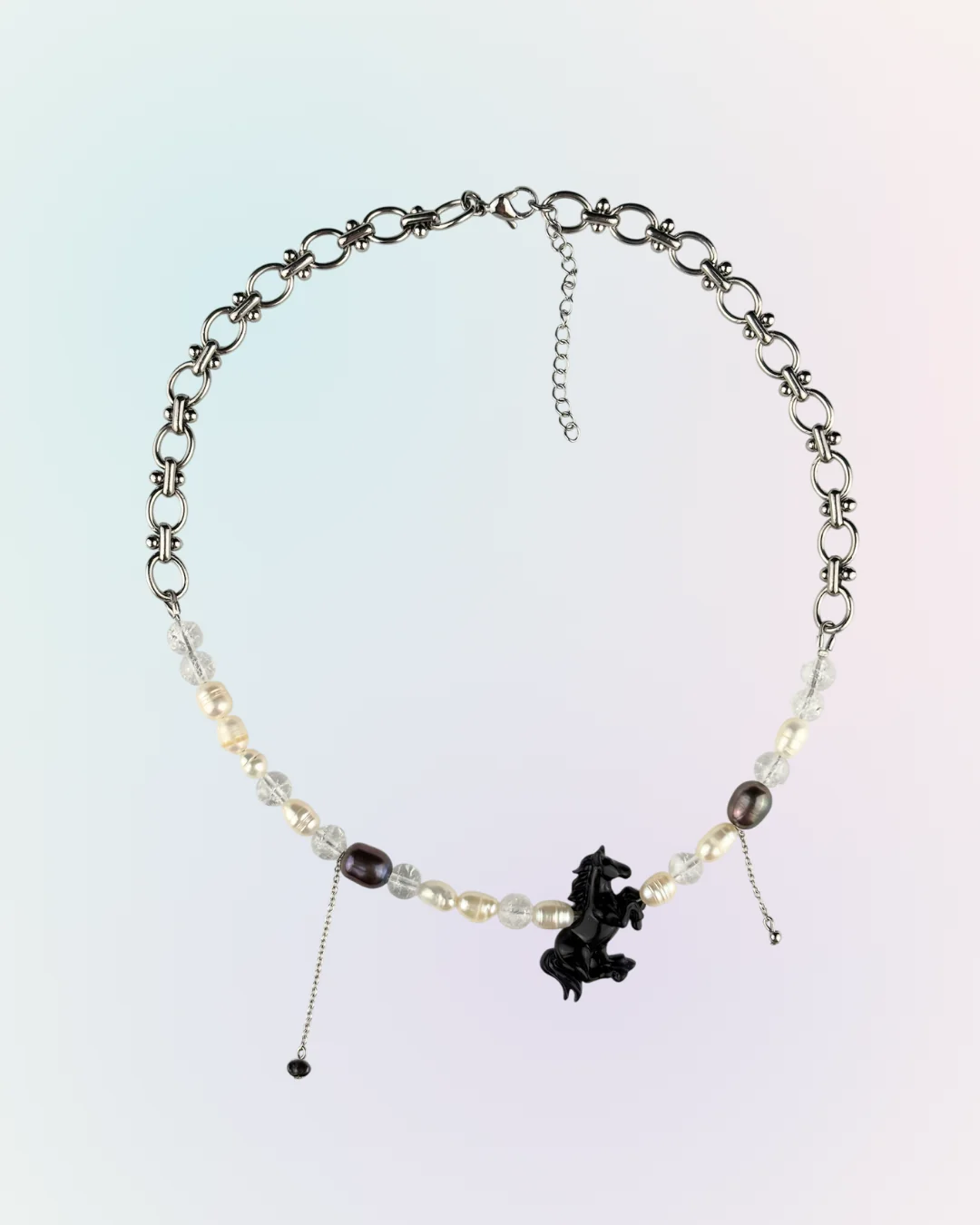 Collier Sleepy Hollow argenté présenté à plat : grosse chaîne à maillons ouvragés, perles d'eau douce, perles transparentes, deux perles de Tahiti et charm cheval noir cabré, collection Remember October Odyssée Bijoux