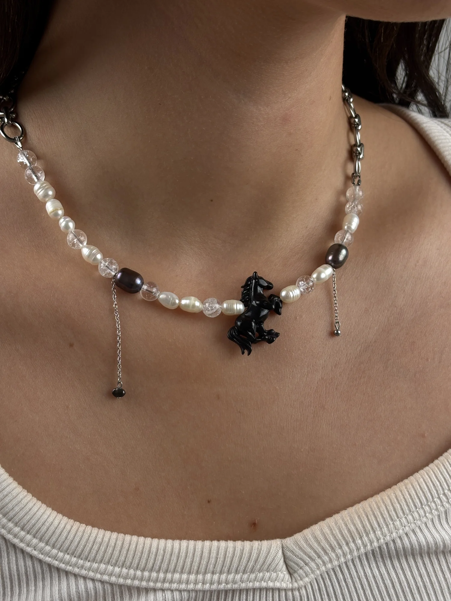 Collier Sleepy Hollow argenté porté : charm cheval noir cabré, perles d'eau douce et deux perles de Tahiti