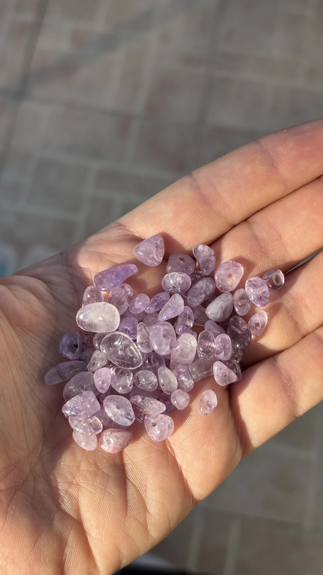 Éclats d'améthyste lilas dans le creux d'une main